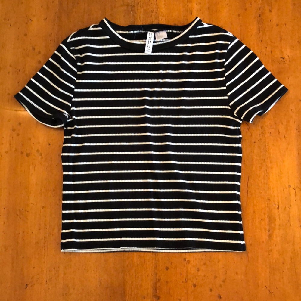 Divided H&M Black and White Striped Cropped Tee